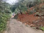 ตรวจสอบเหตุดินสไลด์ เส้นทางสัญจรเข้าออกหมู่ 3 บ้านห้วยเหี๊ยะ